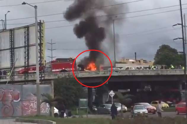 Emergencia por taxi incendiado en puente de la 134 con Autonorte