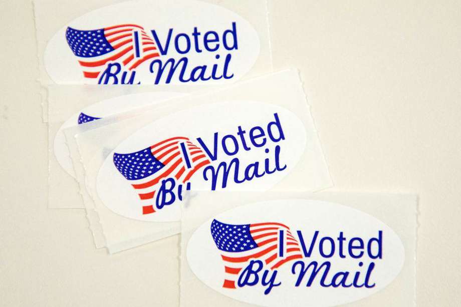 Las calcomanías que dicen "Voté por correo" en la oficina de la Junta de Elecciones del Condado de Mecklenburg en Charlotte, Carolina del Norte.