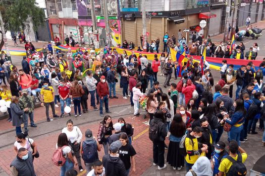 Los comerciantes llevaron mariachis a la Alcaldía de Bogotá, para llamar la atención de las autoridades correspondientes.