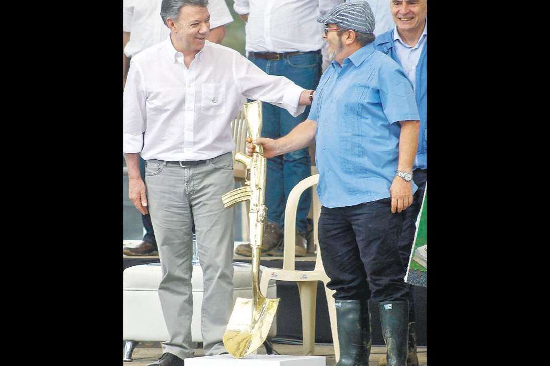 “Esta es la mejor noticia para Colombia en los últimos 50 años. Es la gran noticia de la paz, de la concordia, del arreglo de las diferencias dentro de la legalidad que habíamos esperado tanto tiempo”, refirió el expresidente Juan Manuel Santos aquel día durante la ceremonia. / AFP - STR