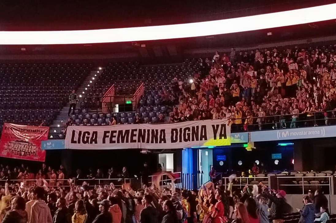 Aprovechando que todos los ojos del país están con el Movistar Arena, fanáticos del fútbol exigieron una mejor liga femenina. Actualmente, se están llevando a cabo mesas de trabajo en las que participan la Dimayor, la Federación Colombiana de Fútbol y presidentes de algunos clubes.