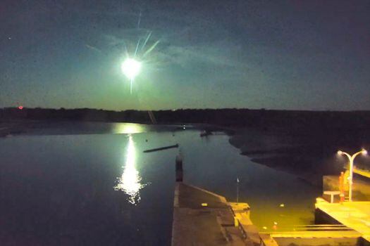 Una captura de pantalla tomada de imágenes publicadas el 6 de septiembre de 2021 por Damgan La Roche-Bernard Tourisme muestra un meteorito cruzando el cielo de Damgan, Bretaña, oeste de Francia, el 5 de septiembre de 2021.