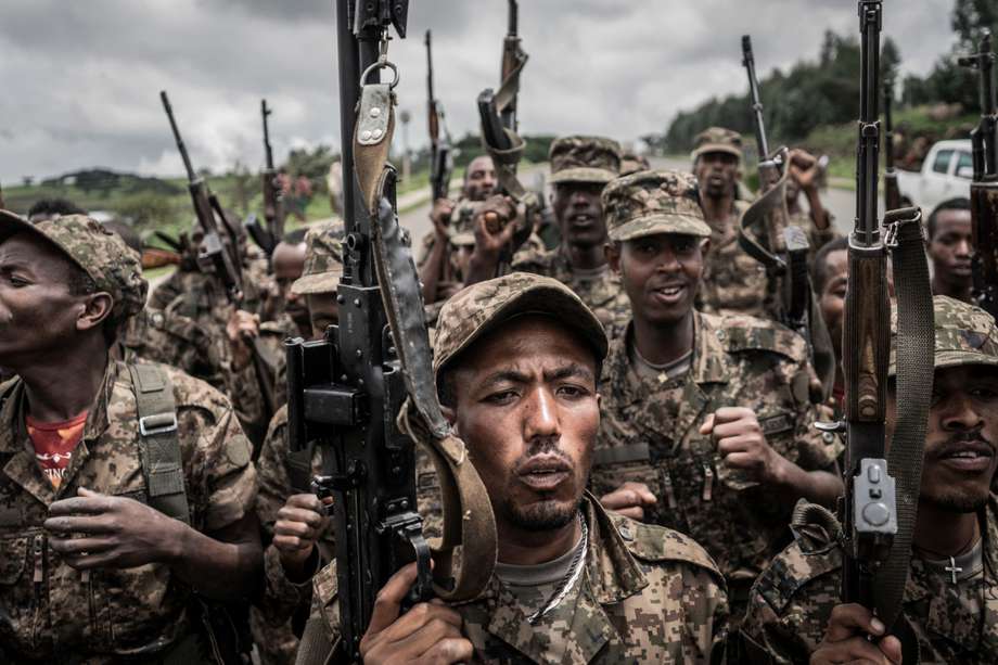 Soldados de las Fuerzas de Defensa Nacional de Etiopía (ENDF) gritan consignas después de terminar su entrenamiento en el campo de Dabat, 70 kilómetros al noreste de la ciudad de Gondar, Etiopía, el 14 de septiembre de 2021.