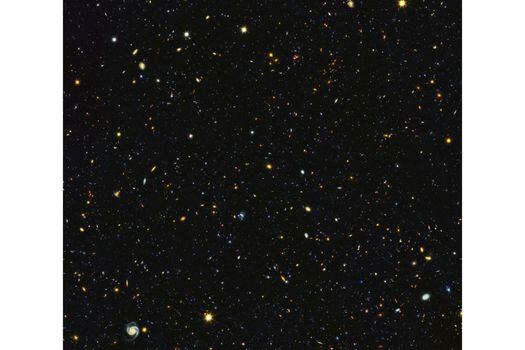 A partir de un amplio espectro de observaciones del Telescopio Espacial Hubble y otros telescopios espaciales y basados ??en tierra, astrónomos acaban de montar uno de los retratos más exhaustivos de la historia evolutiva del universo. / Créditos: NASA, ESA, P. Oesch (Universidad de Ginebra) y M. Montes (Universidad de Nueva Gales del Sur)