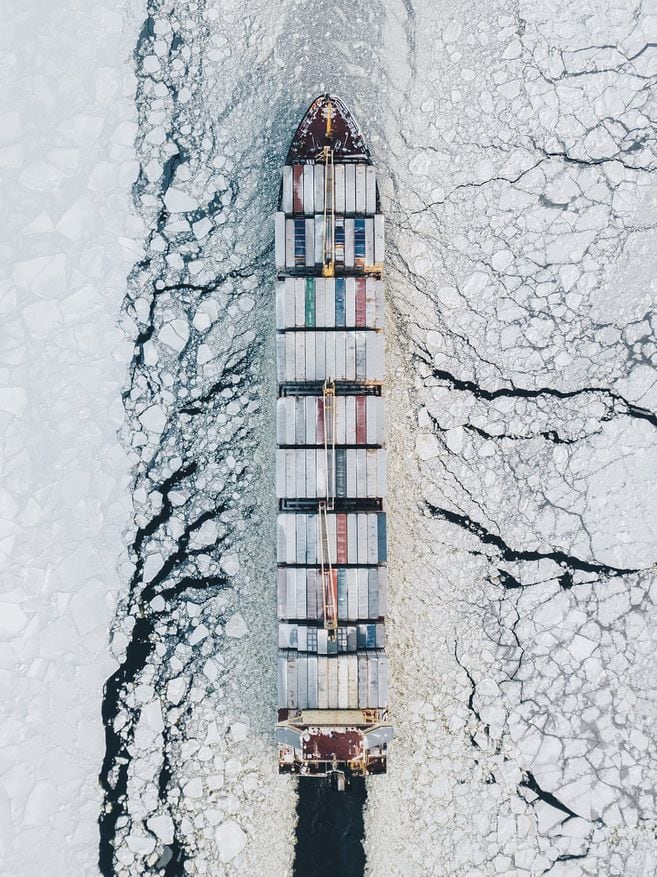 Con la ayuda de un dron, Alexander Sukharev capturó a un barco surcando el hielo en el Golfo de Finlandia.