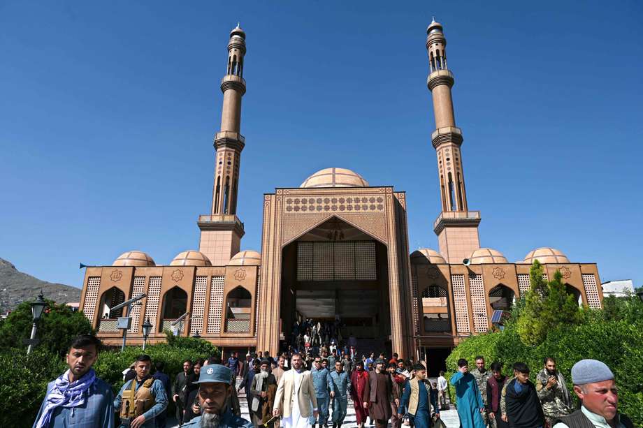 Musulmanes abandonan una mezquita ayer en Afganistán.