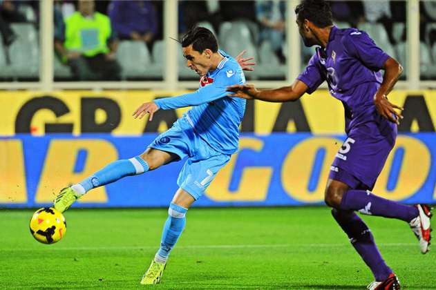 Napoli venció a Fiorentina que sufrió la expulsión de Cuadrado
