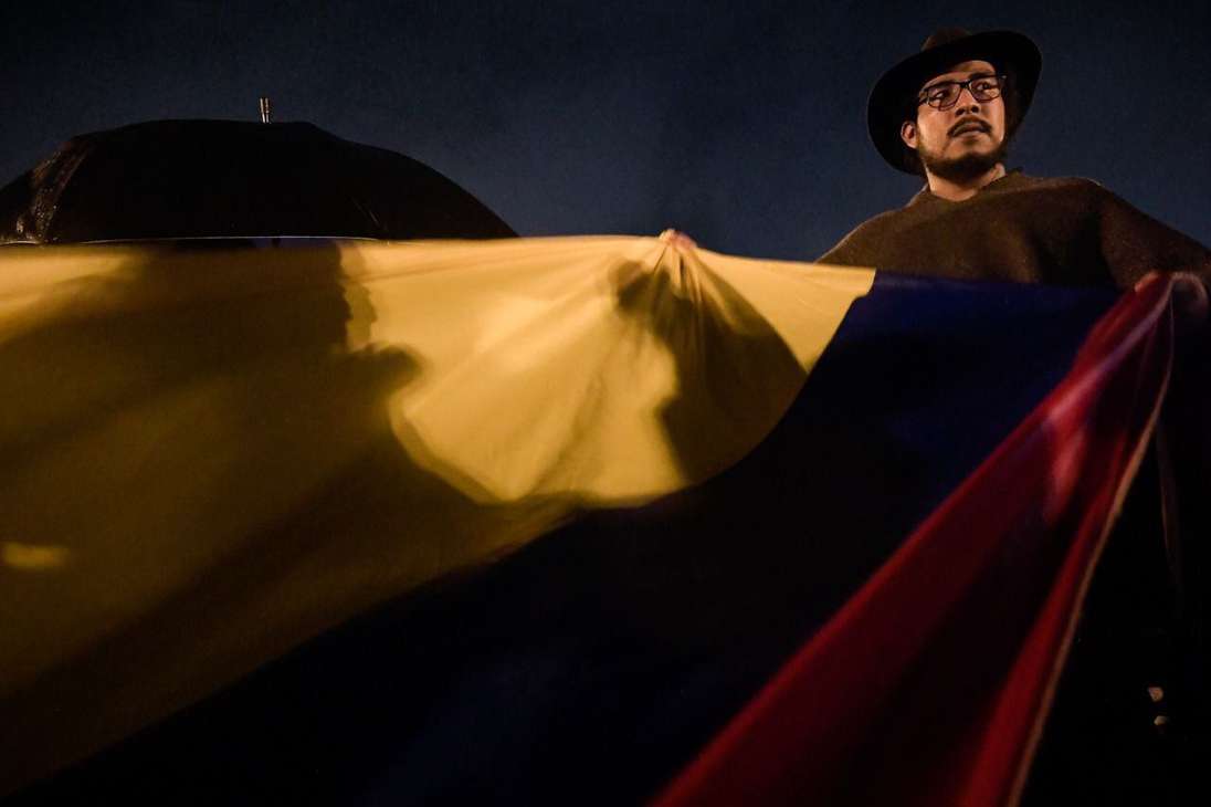 En algunos sectores de Bogotá como a las afueras del Movistar Arena, seguidores del que será el presidente de Colombia en el periodo 2022- 2026 festejaron con caravanas, gritos, cánticos, banderas y pancartas.