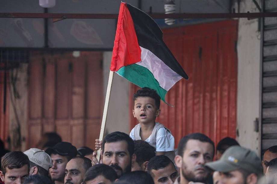 Un grupo de palestinos asiste a una protesta contra el acuerdo para establecer relaciones diplomáticas entre Israel y los Emiratos Árabes Unidos.
