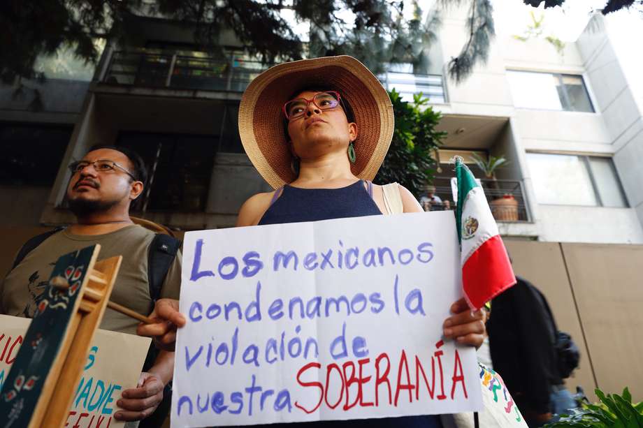 Un grupo de personas protestan afuera de la Embajada de Ecuador en la Ciudad de México (México), luego del asalto a la Embajada mexicana en Quito. EFE/Sáshenka Gutiérrez
