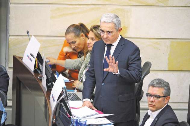 No debe haber un presidente con coqueteos con el terrorismo: Álvaro Uribe