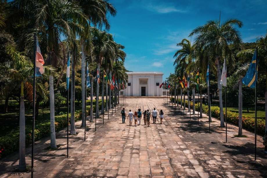 La Quinta de San Pedro Alejandrino, su Jardín Botánico y el Museo Bolivariano de Arte Contemporáneo son lugares donde se rinde culto a la memoria de El Libertador Simón Bolívar.