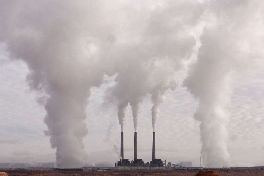 La contaminación del suelo está asociada, entre otros factores, a las emisiones de los vehículos.