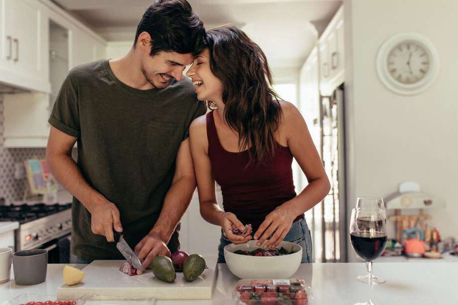Adoptar hábitos saludables, como aumentar la actividad física y comer balanceado resulta más sencillo en compañía de la pareja.