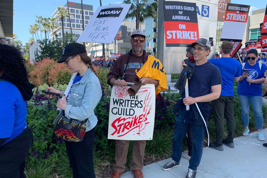 Fotografía del 2 de mayo, que muestra a escritores y miembros del Sindicato de Guionistas de Estados Unidos, quienes se manifestaron contra sus precarias condiciones laborales, en Los Ángeles, California (EE.UU).  