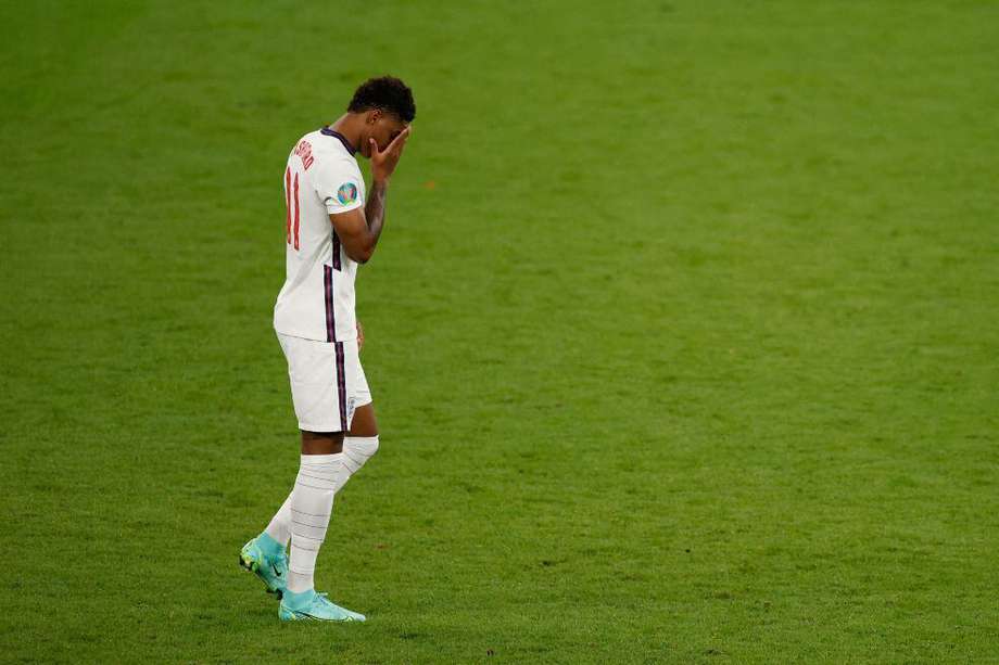 Marcus Rashford reacciona después fallar en la tanda de penaltis durante la final de la Eurocopa entre Italia e Inglaterra; luego las redes estallaron en insultos racistas.