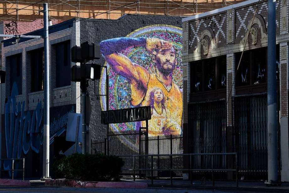 Kobe Bryant y su hija Gianna en un mural de @aiseborn en Los Ángeles (California).