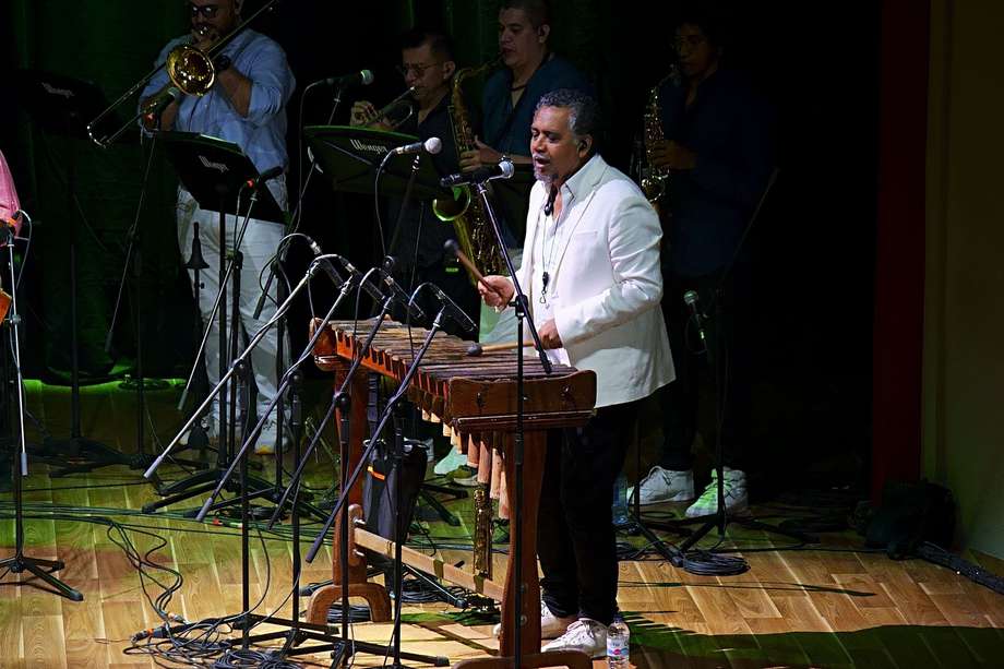 Hugo Candelario González y el Grupo Bahía durante su presentación en el Teatro Tolima, dentro del marco de Ibagué Festival 2021.