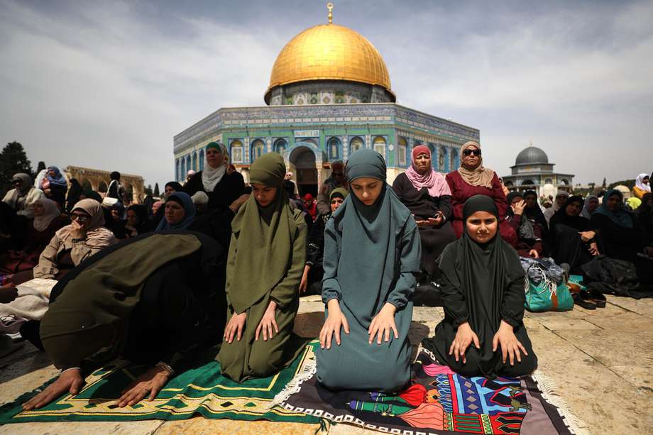 Fieles musulmanes asisten a las oraciones del viernes durante el mes sagrado del Ramadán en la Mezquita Al-Aqsa en la Ciudad Vieja de Jerusalén, el 29 de marzo de 2024.
