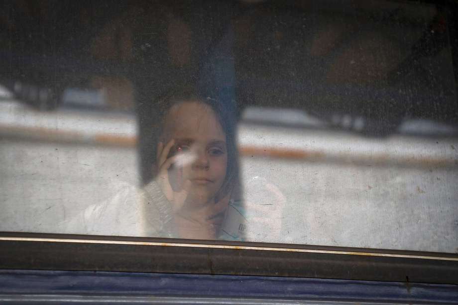 Una niña se despide de su padre al partir desplazada en tren de Kiev (Kyiv), Ucrania, por la invasión violenta de Rusia. EFE/EPA/ZURAB KURTSIKIDZE
