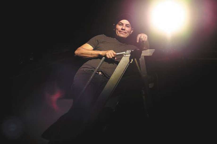 Adelio Leiva se formó como técnico y diseñador de iluminación en el Teatro Nacional. 