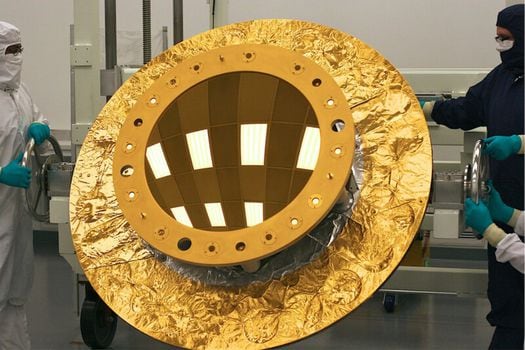 El espejo secundario del telescopio espacial James Webb justo después del recubrimiento de oro.