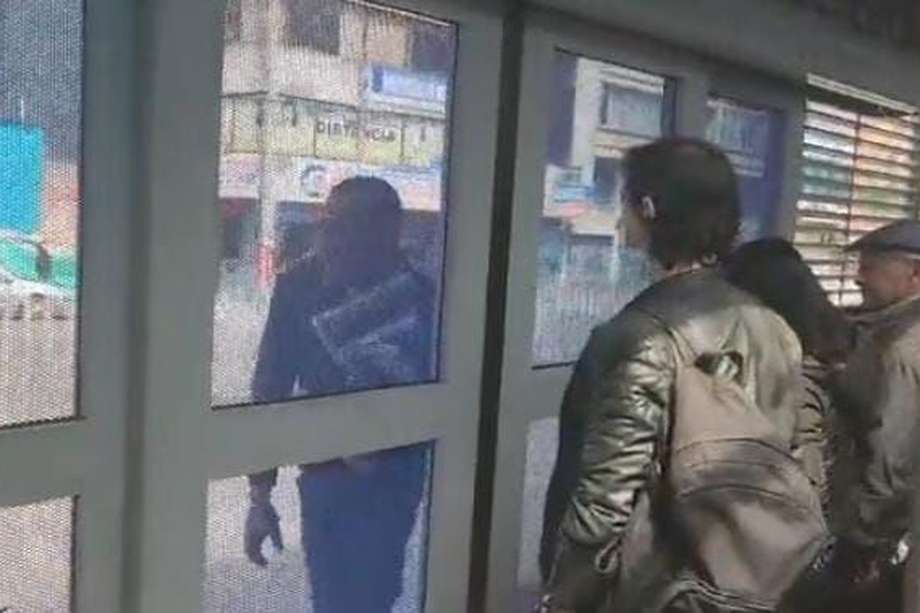 En video quedó registrado cuando una persona trata de ingresar a una estación de Transmilenio sin pagar pasaje. Finalmente no lo logra por las puertas anticolados.