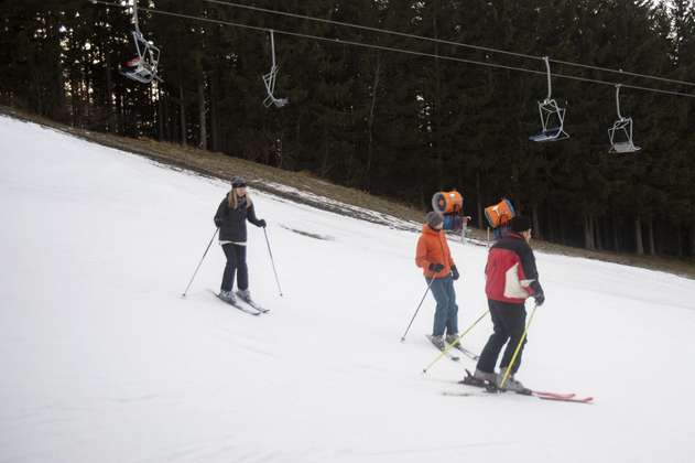 Un esquiador ebrio fallece al caer de una telecabina en los Alpes franceses