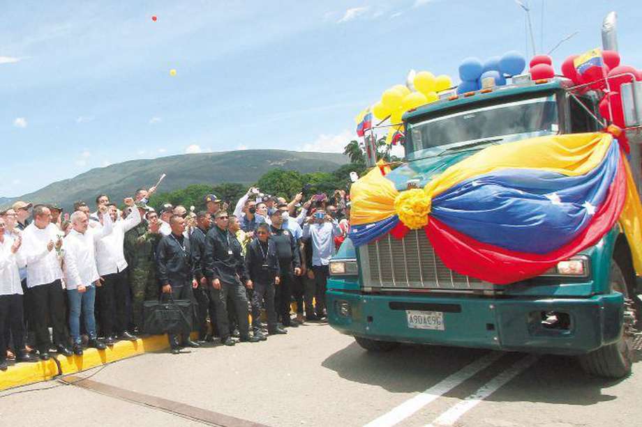 El presidente Petro, ministros, congresistas y funcionarios venezolanos frente al primer camión que cruzó ayer la frontera desde Colombia. / AFP
