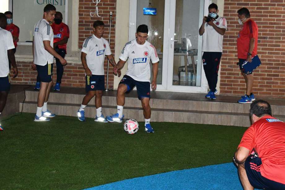 Los jugadores hicieron ejercicios de fortalecimiento, equilibrio y control del balón en el hotel de concentración.
