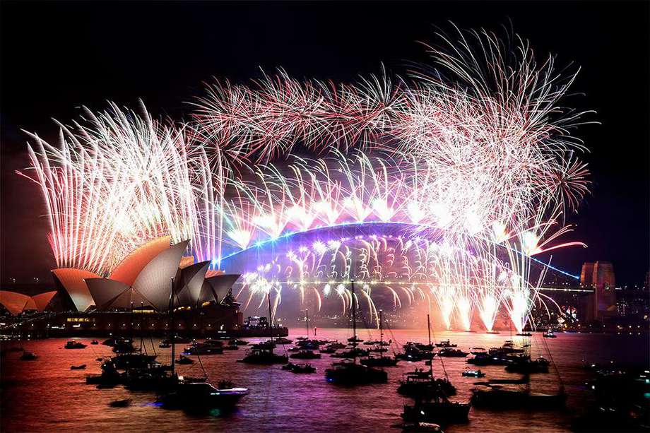 Los fuegos artificiales de Nochevieja iluminan el cielo sobre el icónico Harbour Bridge y Opera House de Sydney durante el espectáculo de fuegos artificiales el 1 de enero de 2022. 