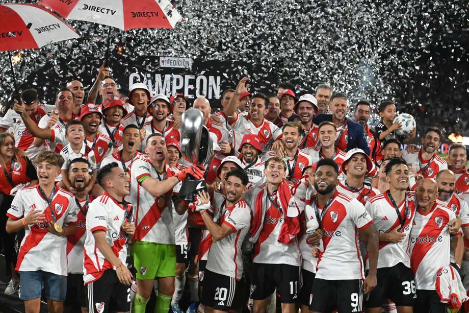 Jugadores de River Plate celebran con el trofeo al ganar la Supercopa Argentina frente a Estudiantes este miércoles, en el estadio Mario Alberto Kempes en Córdoba (Argentina). 