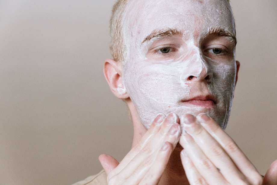 El cuidado de la piel debe ser parte de la rutina de belleza de hombres y mujeres.