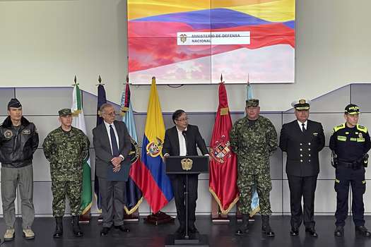 Momento en el que el presidente Gustavo Petro y su ministro de Defensa, Iván Velásquez, presentaron al país la nueva cúpula de la fuerza pública.