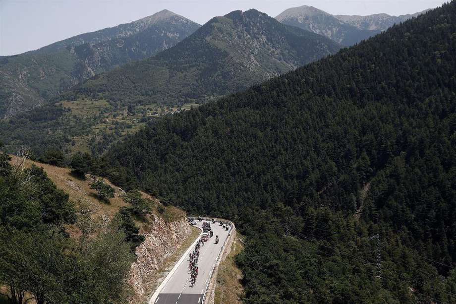 Imagen de los ciclistas atravesando los Pirineos en la etapa 15 del Tour de Francia 2021.