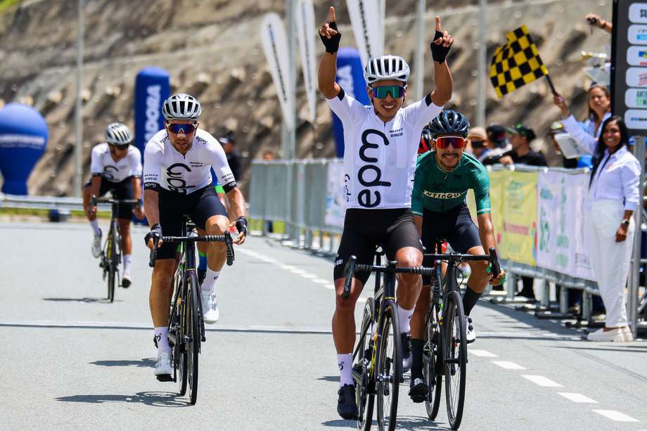 Diego Ochoa se impuso en la primera etapa de la Vuelta a Antioquia en un intenso embalaje.