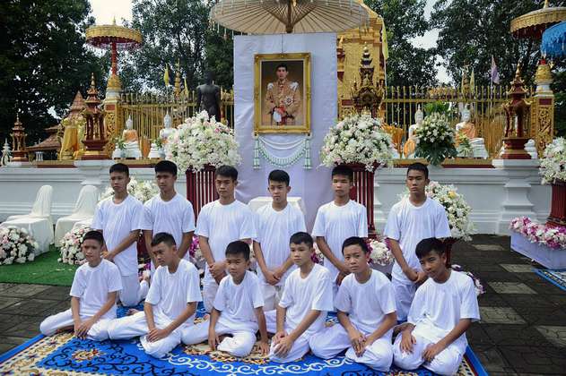 Niños tailandeses rescatados inician ceremonia para ordenarse en el budismo