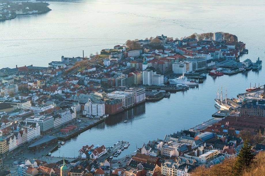 La población de Noruega es de 5,3 millones, aproximadamente.