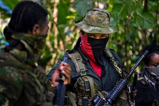 La guerrilla criticó que el Gobierno "no puede sacar los argumentos sesgados que cuando nosotros usamos los explosivos es terrorismo, pero, cuando los usan ellos es legal”. /AFP