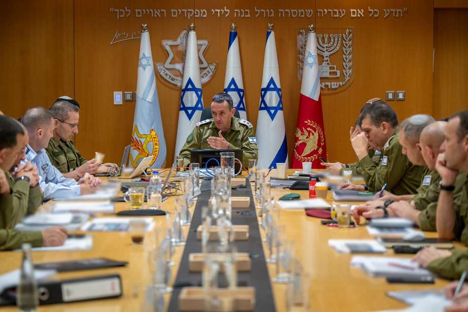 El jefe del Estado Mayor de Israel, teniente general Herzi Halevi, reunido hoy en la sede del Ejército en Tel Aviv para hacer una evaluación de la situación con el Foro del Estado Mayor. 