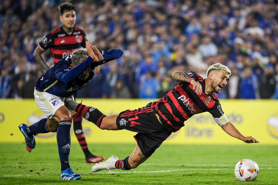 Así fue la jugada del penalti a favor de Flamengo que terminó con la roja a Larry Vásquez.