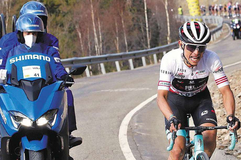 GRAFCAT473. PORT AINE (LLEIDA), 24/03/2021.- El ciclista colombiano Esteban Chaves del equipo Bike Exchange en la Vuelta a Cataluña EFE/Toni Albir