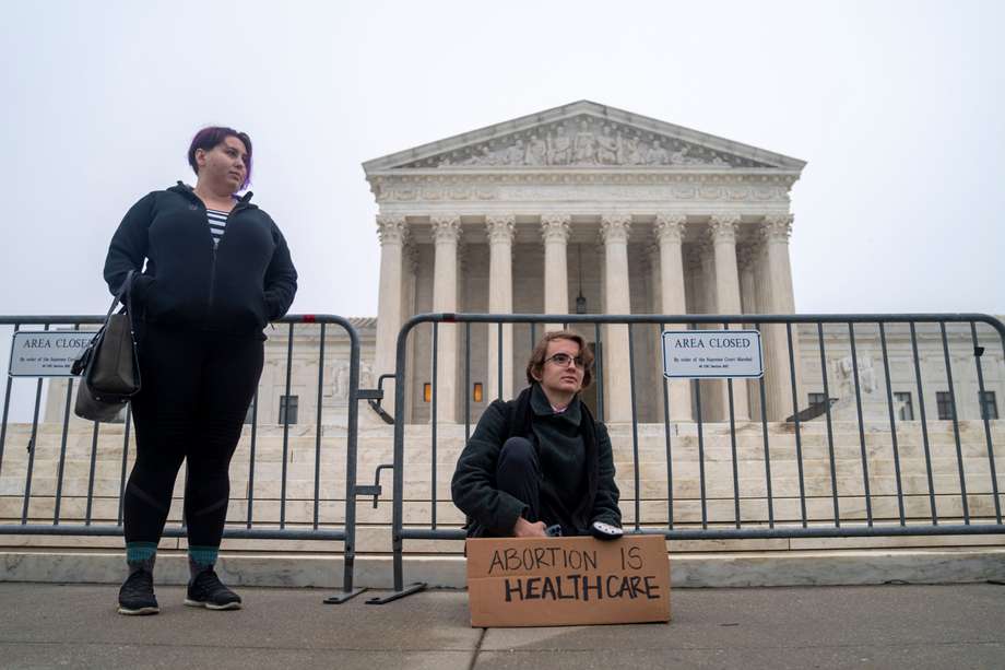 Una corte quiere limitar más el uso de una de las pastillas abortivas más populares en Estados Unidos. Otro choque más, en la batalla por los derechos reproductivos en ese país. 