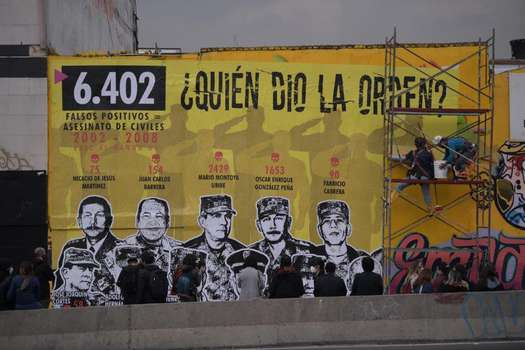 El 18 de octubre de 2019, los artistas intentaron pintar el primer mural de “¿Quién dio la orden?”. / Mauricio Alvarado
