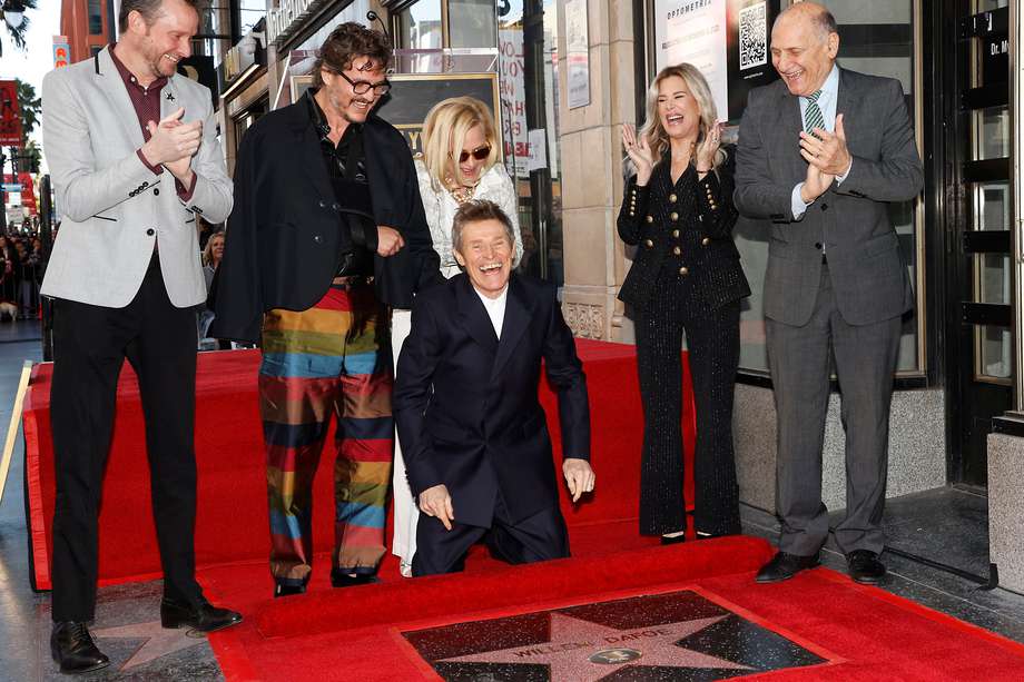 En el centro, de rodillas, Willem Dafoe, durante la ceremonia en la que se le honró con una estrella del Paseo de la Fama de Hollywood.