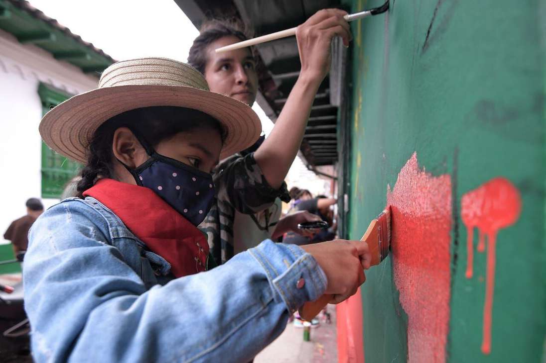 Niños de la comunidad también ayudaron a pintar la casa.
