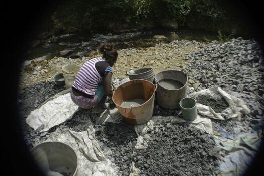 Como Mira Sol Lucumí, cientos de mujeres son chatarreras en las minas del cerro Teta, recogiendo la piedra que desperdician los dueños de los socavones.