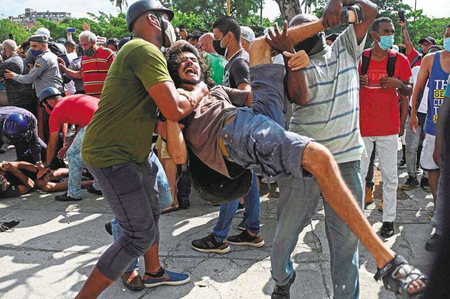 Las manifestaciones en Cuba dejaron decenas de detenidos.  / AFP

