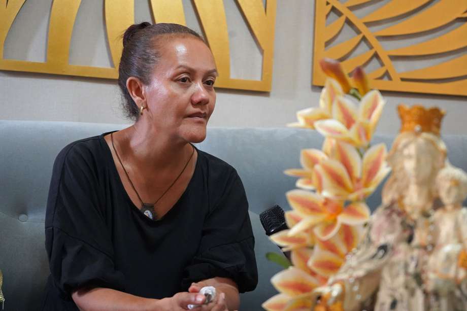 Darlin Arrieta, hermana del cirujano plástico colombiano Edwin Arrieta, asesinado en Tailandia, habla durante una entrevista sobre el asesinato de su hermano, que habría sido cometido por el español Daniel Sancho.