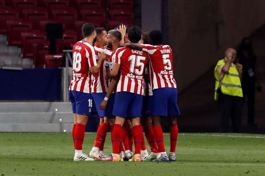 Los jugadores de Atlético de Madrid celebran el gol del triunfo contra el Real Betis.
